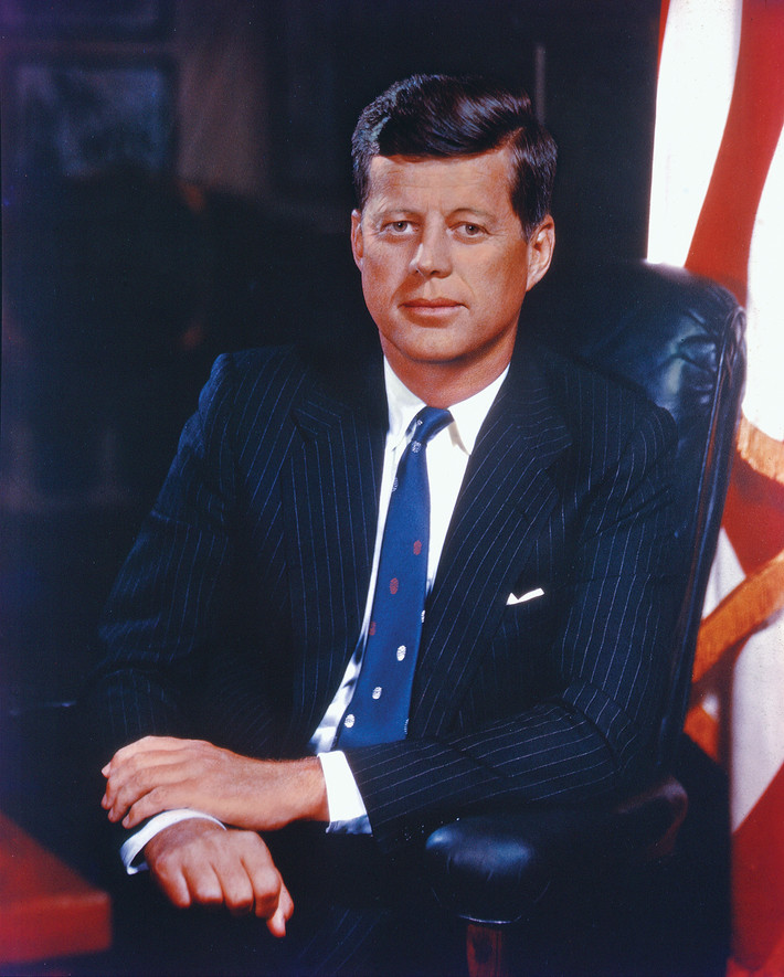 Tổng thống John F. Kennedy là một trong những người nổi tiếng nhất trong gia tộc lớn này. Bên cạnh sự nghiệp chính trị thành công, ông bị xem là một trong những nạn nhân của "lời nguyền" nghiệt ngã đeo bám gia tộc Kennedy.