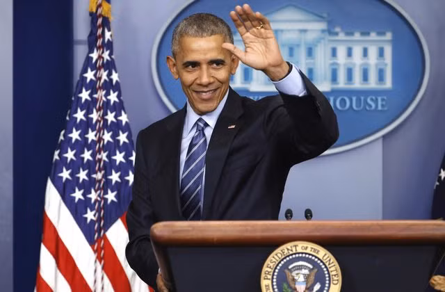 Barack Obama trở thành Tổng thống thứ 44 của Mỹ. Đồng thời, ông xác lập một kỷ lục là tổng thống da màu đầu tiên của nước Mỹ. Ông Obama cũng là ứng cử viên Tổng thống được các mật vụ bảo vệ sớm nhất từ trước đến nay. Trên thực tế, ông được mật vụ bảo vệ trước ngày bầu cử 18 tháng.