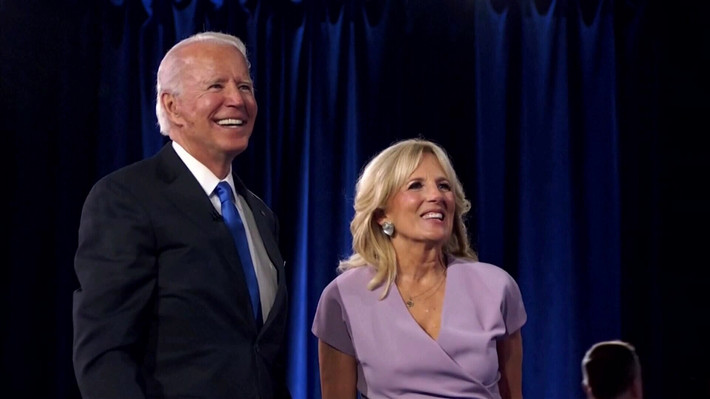 Cũng trong năm 1975, bà Jill lần đầu gặp mặt ông Joe Biden qua sự mai mối của anh trai ông Biden là Frank Biden. Bà kém người chồng tương lai 9 tuổi. Vào thời điểm gặp gỡ, ông Biden đang là thượng nghị sĩ và bà Jill là cô sinh viên ngành Anh ngữ.