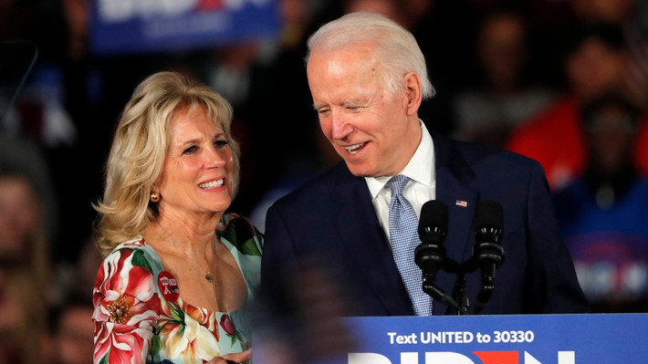 Đến năm 1977, ông Biden và bà Jill chính thức trở thành một gia đình. Không nhiều người biết rằng, ông Biden cầu hôn tới 5 lần mới nhận được lời đồng ý từ bà Jill. Lý do khiến bà chần chừ là vì mới trải qua hôn nhân thất bại và muốn dành thêm thời gian cho bản thân theo đuổi con đường học tập.