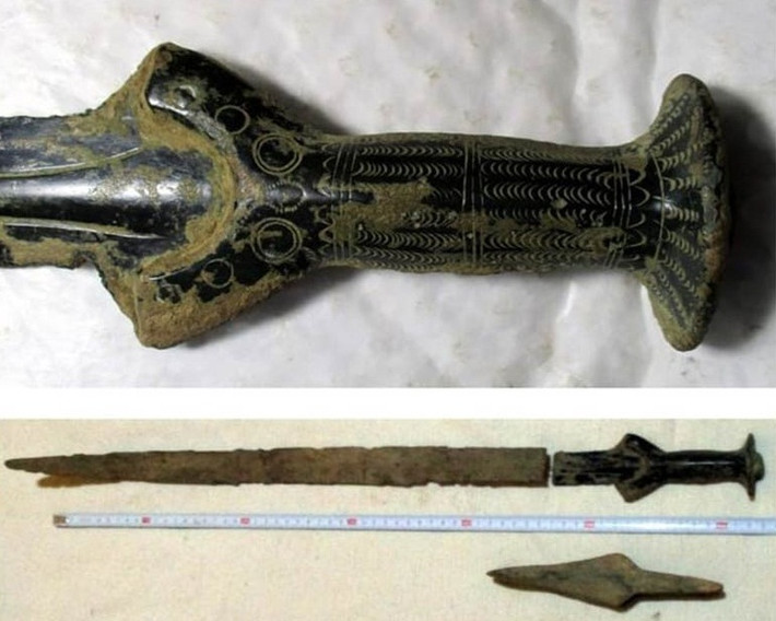Theo đó, các bọt khí xuất hiện trên thanh kiếm khiến nó không quá cứng như những thanh kiếm làm từ thép. Nhà khảo cổ Juchelka cho rằng, thanh kiếm 3.300 tuổi trên có thể được dùng trong một số nghi lễ.