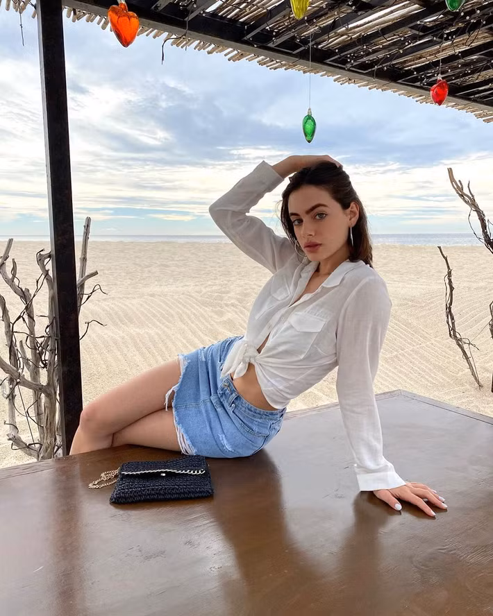 Người đẹp chủ yếu phối đồ theo nguyên tắc cơ bản nhưng vẫn đủ chất để khoe eo thon. 