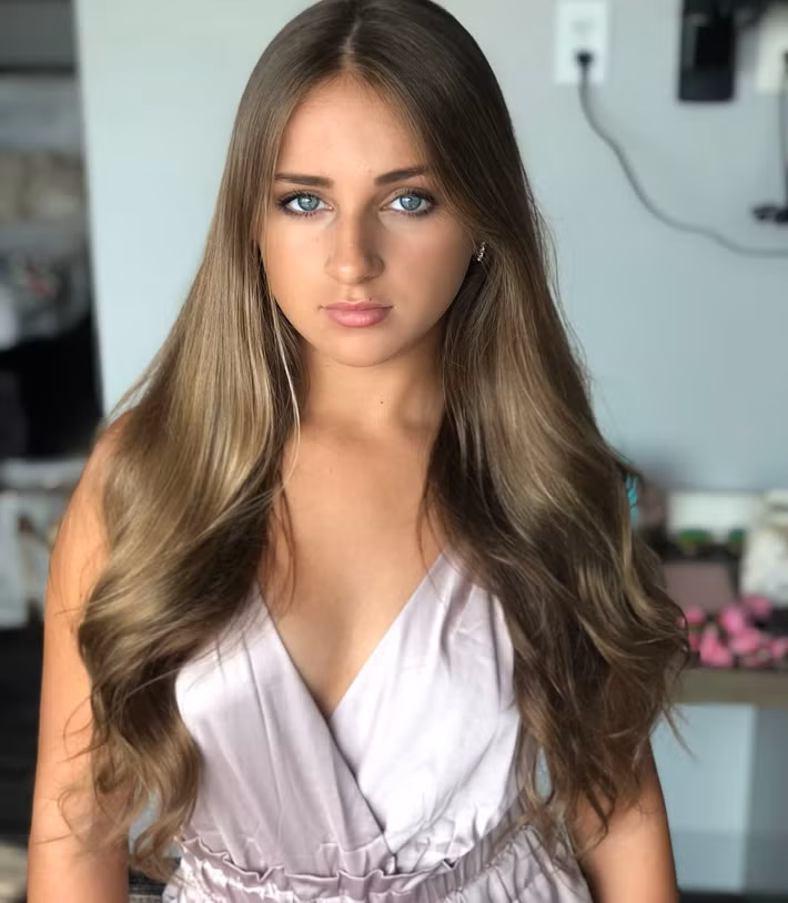 Isabella Barrett (hay còn gọi là Bella) là cái tên khá quen thuộc với khán giả truyền hình Mỹ. Cô bé đã tham gia đấu trường sắc đẹp đầu tiên khi mới 4 tuổi, sau đó đăng quang trong cuộc thi tìm kiếm hoa hậu nhí năm 2012, và liên tiếp giành được 55 vương miện, 85 danh hiệu trong các cuộc thi lớn nhỏ.