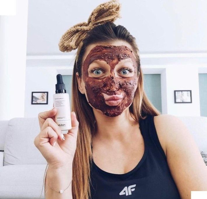 Quá tin mỹ phẩm thiên nhiên: Mỹ phẩm thiên nhiên đang được rất nhiều chị em lựa chọn vì tin rằng nó an toàn, lành tính. Tuy nhiên, trong những loại mỹ phẩm này có thể chứa các thành phần tổng hợp nguy hiểm, hóa chất độc hại, thậm chí có nhiều kim loại nặng. Nếu bạn muốn mua mỹ phẩm thực sự tự nhiên và tốt cho sức khỏe, hãy chú ý đến các mặt hàng có biểu tượng “hữu cơ” trên bao bì. Các sản phẩm như vậy sẽ chịu sự kiểm soát chặt chẽ hơn, được đảm bảo không chứa các chất và hợp chất độc hại.