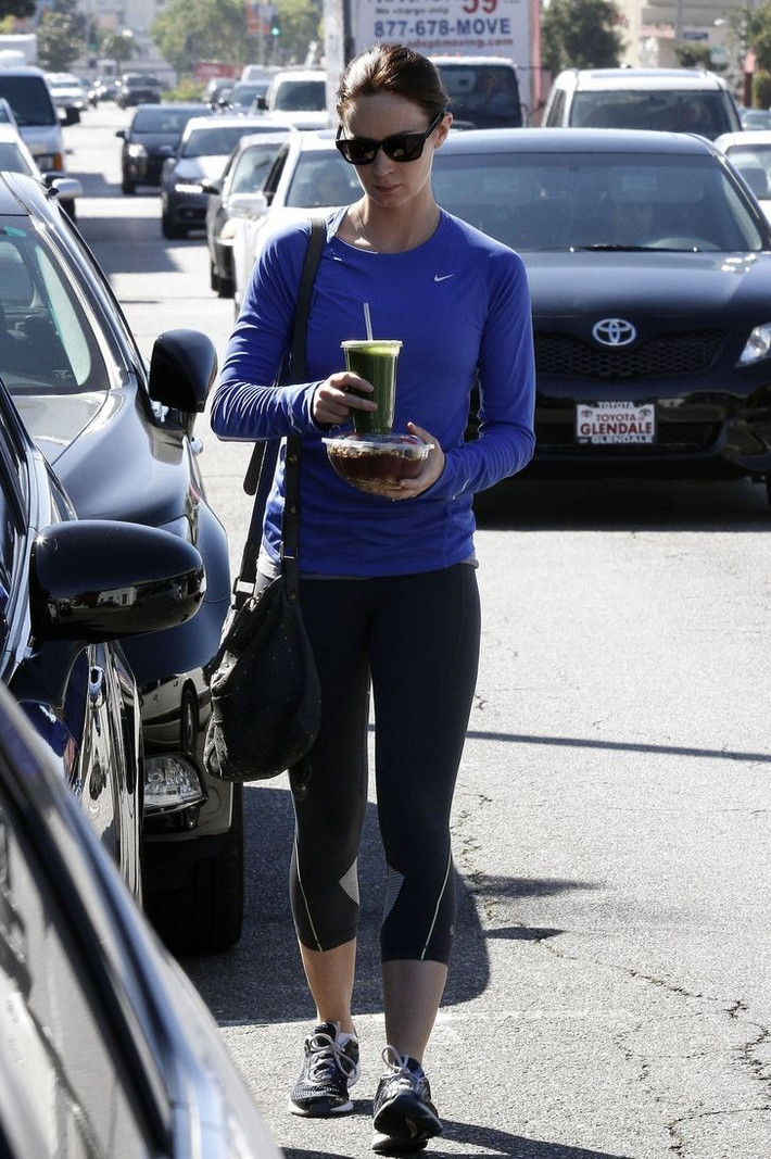 Lạm dụng uống nước thải độc detox: Detox là phương pháp làm đẹp thanh lọc cơ thể, làm sạch từ bên trong giúp các cơ quan trên cơ thể hoạt động tốt hơn. Tuy nhiên, mọi người thường nhịn ăn và detox khi đói để giảm cân mà ít ai biết rằng nước detox chứa nhiều axit từ trái cây có thể làm ảnh hưởng đến dạ dày nếu dùng khi đói. Mặt khác, không phải ai cũng có thể detox. Những người mắc bệnh về huyết áp, dạ dày nên cân nhắc trước khi detox.