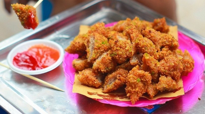 Nem chua rán: Dù là bất cứ mùa nào trong năm, thực đơn ăn vặt của giới trẻ Hà Nội đều không thể thiếu món nem chua.