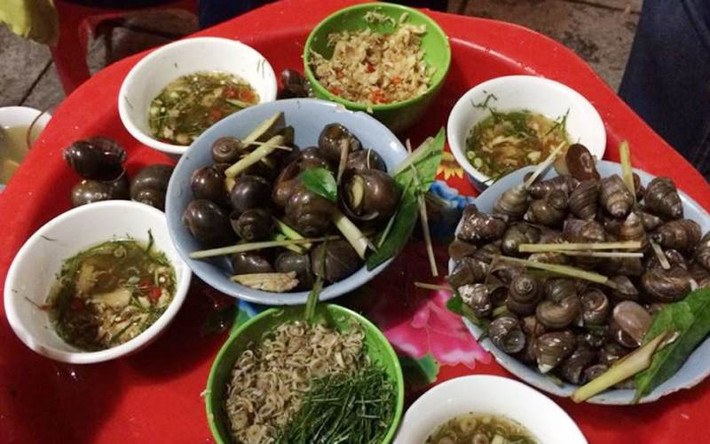 Ốc nóng: Chẳng có gì tuyệt hơn trong đêm lạnh bằng việc thưởng thức bát ốc luộc nóng hổi cùng đủ vị nước chấm chua, cay, mặn, ngọt như ốc luộc lá chanh, ốc xào me, ốc xào me,… Ốc Hà Nội có rất nhiều quán ngon và thật không khó để tìm được một địa điểm như ý.