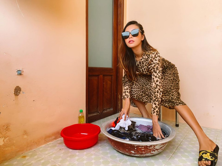 Pha tạo dáng "cực lầy" của người đẹp trong lúc giặt quần áo.