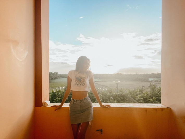 Áo hở eo và chân váy jeans rách được siêu mẫu phối hợp ăn ý để khoe vòng eo thon gọn và hình thể khoẻ khoắn.