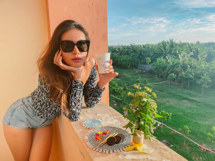 Trang phục hoạ tiết da beo mang tới sự cá tính và trẻ trung được siêu mẫu khá ưa chuộng. Cô phối chiếc áo sơ mi với quần short jeans khoe đôi chân dài miên man.