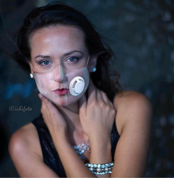 Nhiều khách hàng cho rằng, về tính thẩm mỹ thì loại khẩu trang trong suốt khá đẹp, độc đáo, nhẹ. Ngoài ra, chúng còn dễ sử dụng vì chỉ cần lau rửa qua khi dùng. Tuy nhiên, về chất lượng có được như khẩu trang y tế trong việc phòng chống dịch bệnh COVID-19 thì chưa có cơ quan chức năng nào kiểm định.