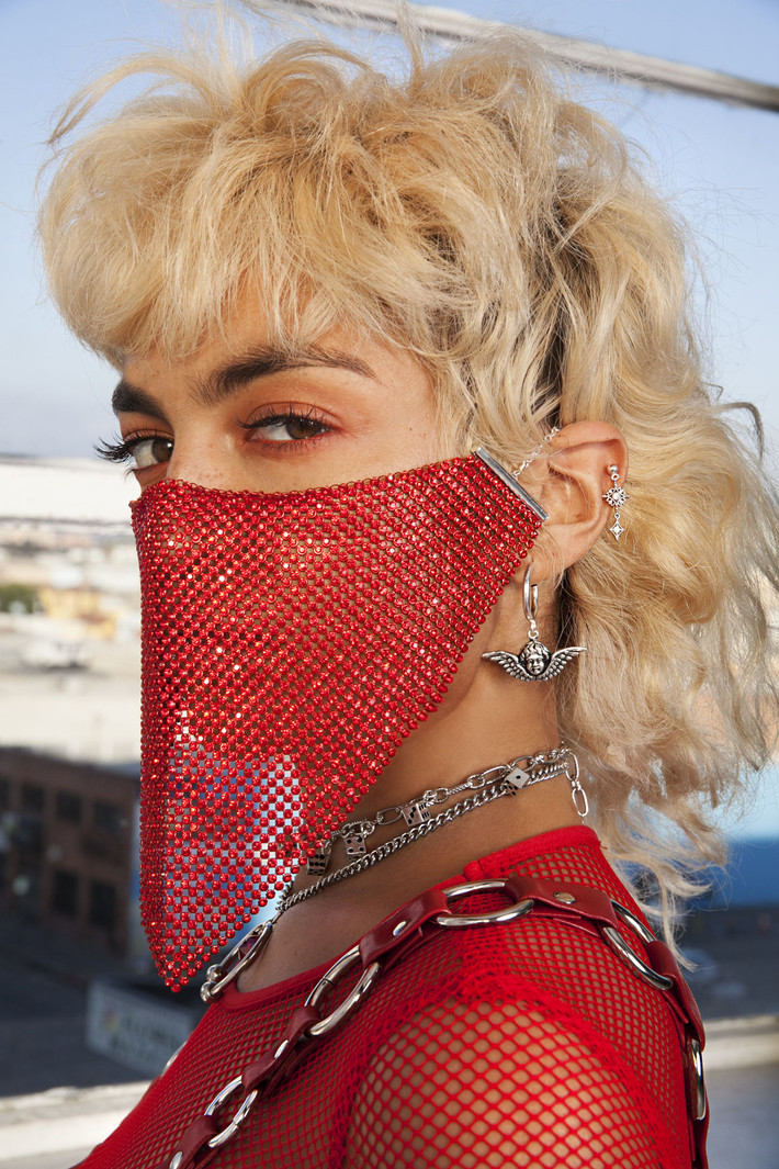 Một mẫu khẩu trang giống như phụ kiện thời trang được ra đời dựa trên ý tưởng của những nữ ninja Kunoichi Nhật Bản.