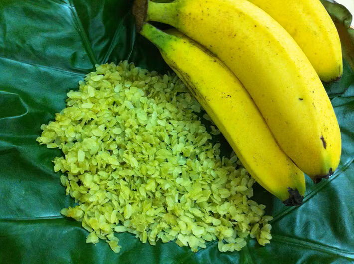 Cốm là một đặc sản dân dã khó quên mà chỉ mùa thu Hà Nội mới có. Từ hạt cốm xanh thơm dẻo, người ta có thể chế biến thành các món ăn ngon như cốm xào, chè cốm, chả cốm, xôi cốm, bánh cốm…