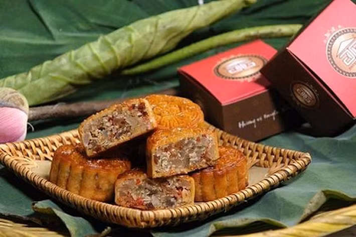 Hương vị bánh trung thu truyền thống Hà Nội đậm đà, khó quên khiến nó không bị trộn lẫn với hàng chục loại bánh trung thu hiện đại khác. Ảnh: Internet.