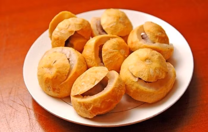 Sấu chín là thứ quà vặt dân dã của mùa thu Hà Nội kích thích vị giác của các chị em. Chẳng cần chế biến cầu kỳ, người ta chỉ cạo lớp vỏ ngoài rồi ăn sấu chín kèm muối ớt. Cầu kỳ hơn thì khía từng trái theo đường xoắn ốc rồi dầm với đường, muối ớt cho nhanh ngấm.