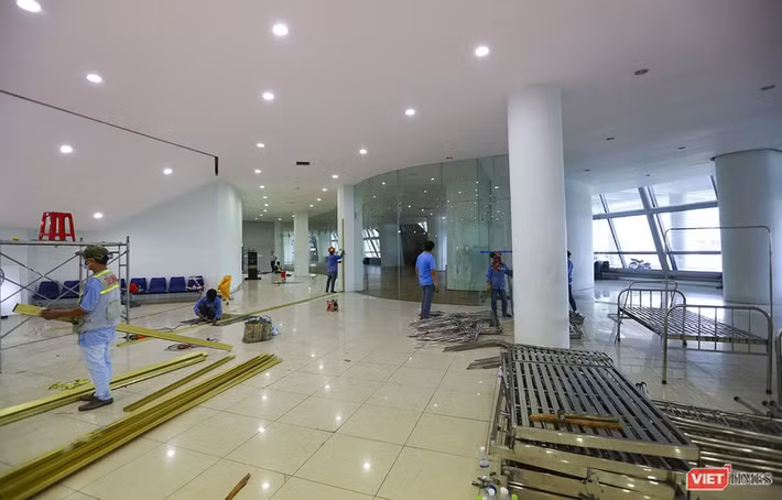 Sau khi hoàn thành, đây sẽ là bệnh viện dã chiến hiện đại nhất hiện tại, cùng những trang thiết bị y tế tốt nhất phục vụ công tác điều trị đối với bệnh nhân mắc COVID-19 tại Đà Nẵng. Ảnh: Viettimes.