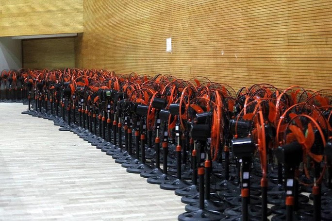 Hàng trăm chiếc quạt được đưa về bệnh viện dã chiến Cung thể thao Tiên Sơn để chuẩn bị phục vụ cho bệnh nhân điều trị tại đây. Ảnh: BYT.