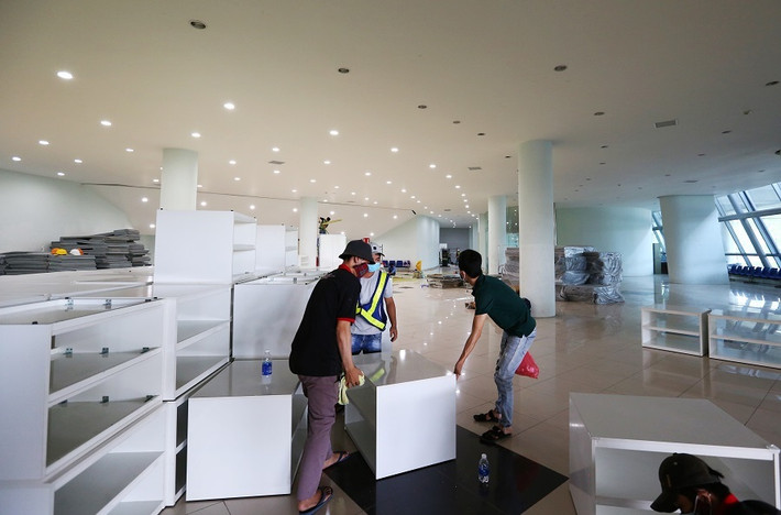 Việc thi công bắt đầu từ ngày 2/8 và hoàn thành phần thô trong ngày 3/8. Trong 2 ngày 4 và 5, công nhân tiếp tục gấp rút thi công phần điện nước, hệ thống thông gió, đưa giường bệnh, máy quạt vào bên trong. Ảnh: Vietnamnet.