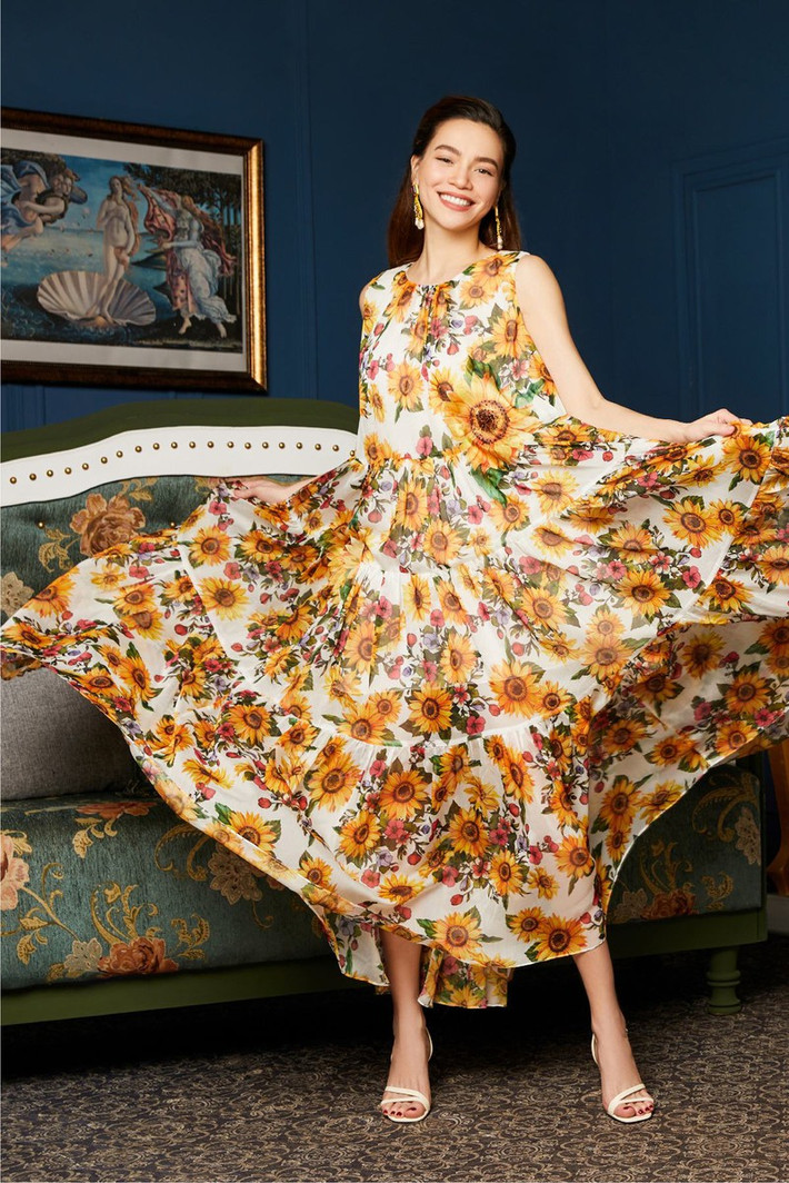 Mặc dù đã ở giai đoạn giữa thai kỳ nhưng Hồ Ngọc Hà vẫn trông cực xinh đẹp và sành điệu nhờ theo đuổi phong cách thời trang giấu bụng bầu khéo léo. Cô khéo léo giấu bụng bầu với thiết kế đầm maxi hoạ tiết hoa hướng dương.