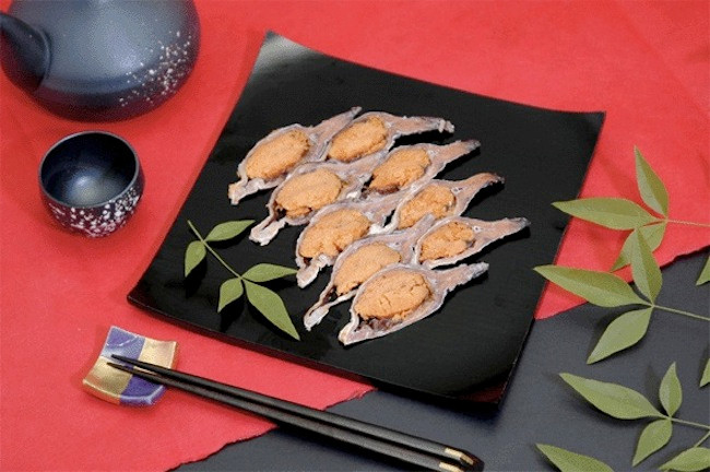 Món ăn này được xem là một trong những đặc sản của người Nhật, được mệnh danh là “phomai của Nhật Bản” và có giá rất đắt đỏ, mỗi hộp nhỏ có giá hơn 3 nghìn yên (khoảng hơn 700.000 đồng). Ảnh: Internet.