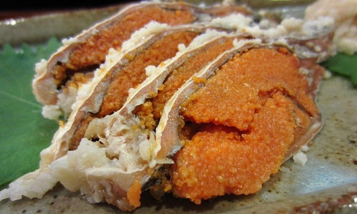 Cách chế biến món ăn “bốc mùi” này cũng rất độc đáo, công phu, cầu kỳ và đòi hỏi phải chờ đợi rất lâu vì món ăn này đến tận 3 năm sau mới ăn được.