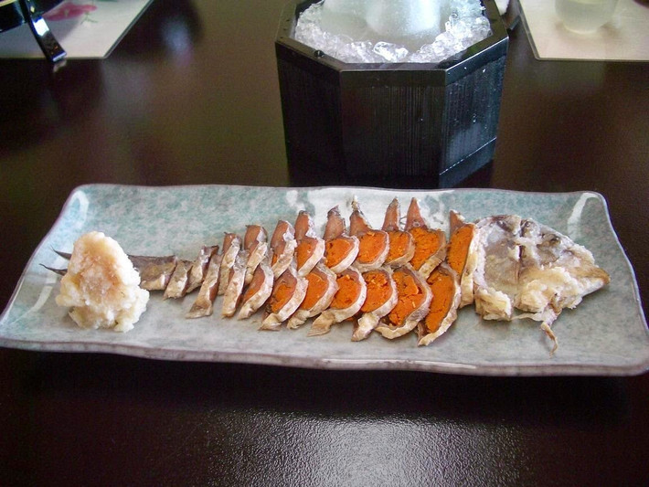 Bản chất của món Funazushi cũng là một trong những loại sushi vì cũng gồm các thành phần như cơm, cá. Nhưng Funazushi khác với những loại sushi khác là thay vì ăn với cá sống, đặc sản này dùng cá lên men 3 năm mới ăn được.