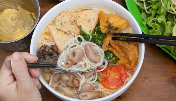 Bún lòng cá cay: Món bún này có phần nổi bật nhất là lòng cá cay đặc sắc. Chúng được chế biến giống như lòng cá ăn kèm với đặc sản chả cá Hà Nội, thông thường là lòng cá ba sa.