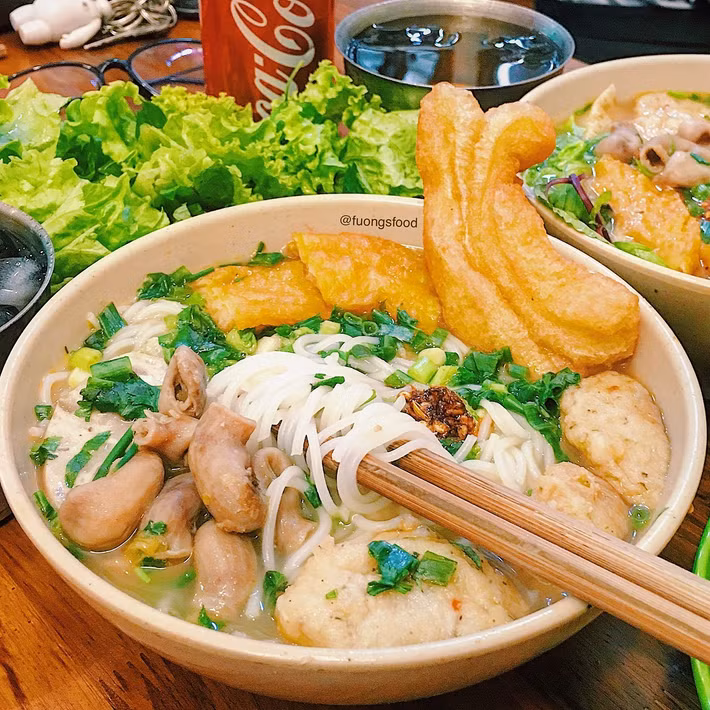 Ngoài lòng cá, bát bún còn có cá thu hoặc cá bông, tùy theo sự lựa chọn của mỗi người. Đây là hai loại cá biển ít xương, có vị ngọt, được chiên vàng và để nguyên miếng lớn, ăn rất đã miệng. Ăn bún lòng cá cay thường ăn kèm với cả rau sống và quẩy.