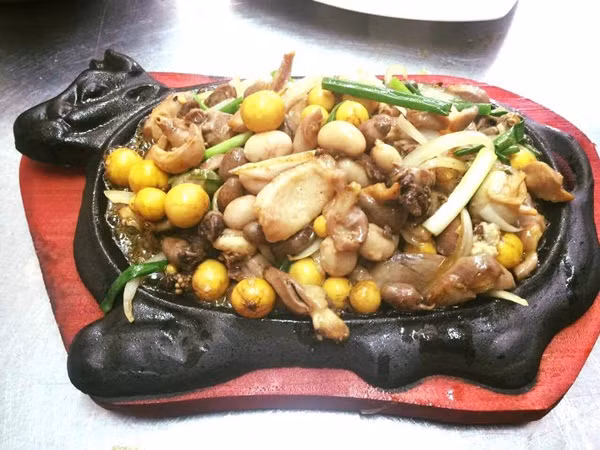 Không chỉ có trứng non, món ăn này còn được phục vụ với nội tạng gà thơm béo, hành tây cháy cạnh, cải xanh xào giòn... tất cả đều xì xèo trên chiếc chảo nóng hổi, bốc khói nghi ngút. Bánh mì hoặc cơm trắng là lựa chọn hoàn hảo để ăn kèm với món ăn.