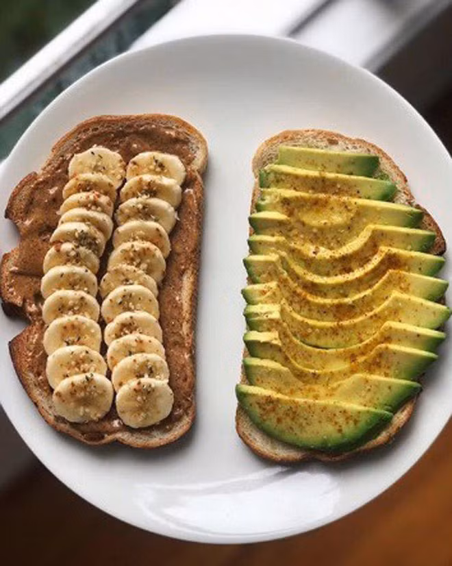 Thay vì bánh mì trắng thông thường, Hà Tăng thường ưu ái chọn bánh mỳ đen nguyên cám. Trong bánh mì nguyên cám có chứa không đến 25% protein và rất nhiều chất xơ tạo cảm giác nhanh no và no lâu.