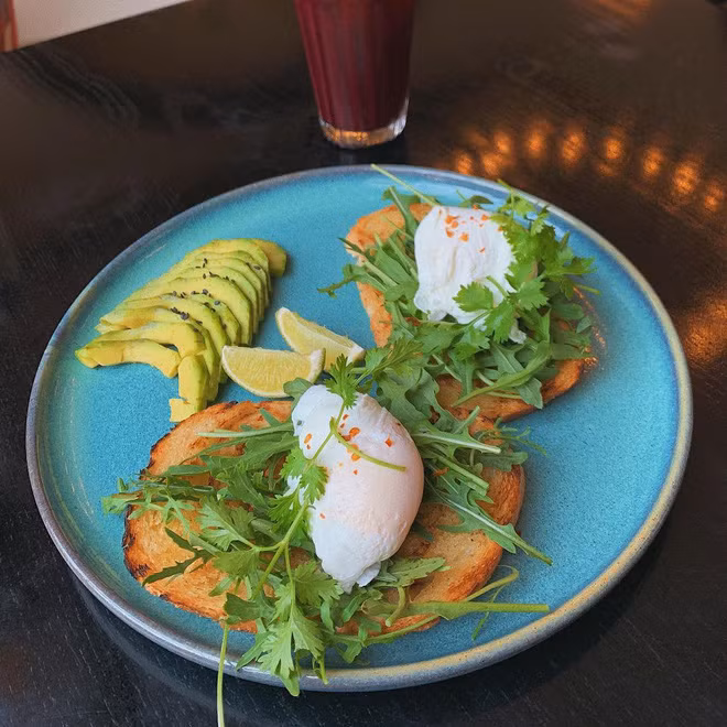 Thông thường chỉ cần Hà Tăng ăn 2 lát bánh mì với một chút bơ, chuối hoặc 1 quả trứng là đã no lâu mà vẫn đảm bảo hiệu quả giảm cân, giữ dáng.