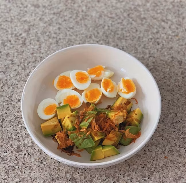 Vì bữa sáng rất quan trọng nên Hà Tăng thường lựa chọn những thực phẩm đủ dinh dưỡng, giúp no lâu, không có cảm giác thèm ăn. Nữ diễn viên thích nhất món salad bơ cùng trứng lòng đào dễ ăn, dễ thực hiện.