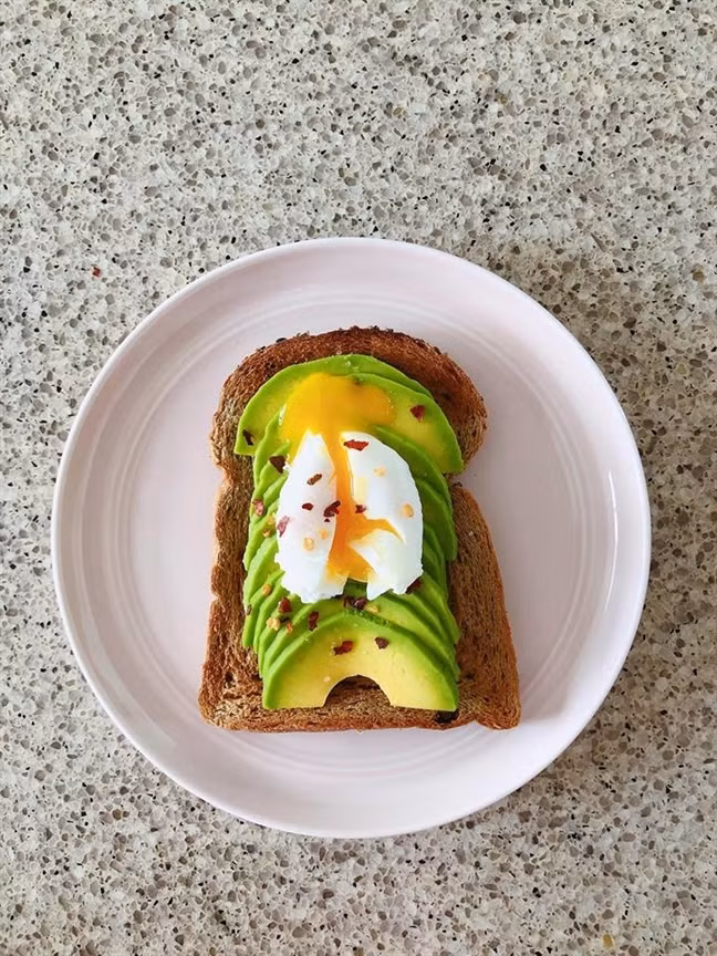 Quả bơ là một trong những nguyên liệu thường xuyên xuất hiện trong thực đơn ăn uống của Hà Tăng. Ưu điểm của loại trái cây này là nhiều chất béo không bão hòa, giúp no lâu mà không làm tăng cân nên nàng ”ngọc nữ” sử dụng rất nhiều.