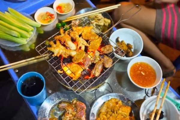 Khi trời se lạnh cũng là thời điểm lý tưởng để thưởng thức các món nhắng nướng vừa thơm ngon vùa hấp dẫn. Ảnh: Internet.