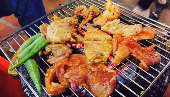 Cái tên nhắng nướng đặt ra nhằm thu hút tính tò mò của khách hàng và hơn hết là để đưa ra một cái tên gọi khác cho những người thích ăn nướng lụi.