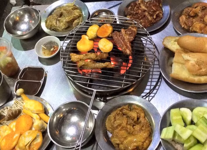 Thịt được ướp sẵn ngấm gia vị, đồ được nướng bằng than hoa nên có mùi thơm đặc trưng của than và thịt hòa lẫn.