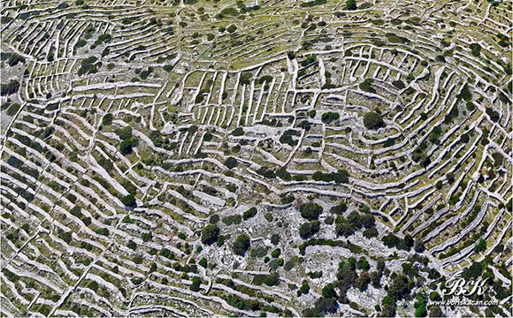 Người xưa tạo ra các bức tường bằngmột kỹ thuật được gọi là "bức tường đá khô", với việc cẩn thận xếp chồng và lồng các tảng đá thành khối vững chắc.