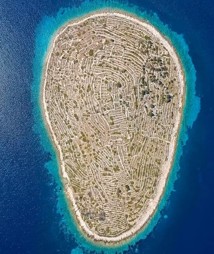 Theo các chuyên gia, nếu các bức tường đá trên hòn đảo Bavljenac ghép vào với nhau thành một đường thẳng thì có chiều dài lên đến 23 km.