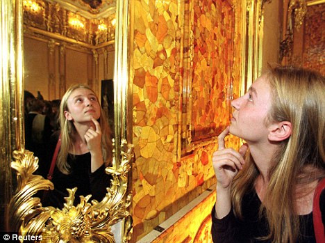 Sau khi Thế chiến 2 kết thúc, Liên Xô cố gắng truy tìm tung tích Căn phòng Hổ phách nhưng mãi không có kết quả. Kể từ đó, hàng trăm giả thuyết xuất hiện liên quan đến số phận căn phòng trên.