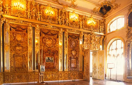 Tuy nhiên, một giả thuyết suy đoán căn phòng trị giá hàng tỷ USD có thể đã bị phá hủy do bom đạn chiến tranh. Đây chỉ là giả thuyết nên các nhà điều tra, thợ săn kho báu đã và đang nỗ lực tìm kiếm kho báu này ở những địa điểm bí mật của phát xít Đức chưa bị phát hiện. Họ hy vọng sẽ sớm tìm được Căn phòng Hổ phách để nhân loại có thể chiêm ngưỡng vẻ đẹp kỳ quan thứ 8 của thế giới.