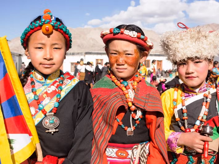 Tiếp đến, những phụ nữ mang nguồn gene đặc biệt trên truyền lại cho các thế hệ Homo sapiens Tây Tạng sau này. Loại gene đó duy trì cho đến ngày nay (tức khoảng 20.000 - 30.000 năm sau khi người Denisovans và Homo sapiens đã tuyệt chủng.