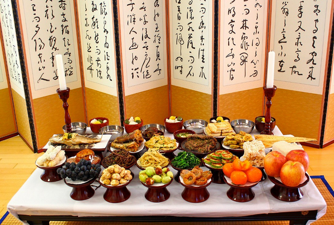 Sau khi hoàn thành nghi lễ charye, mọi người trong gia đình cùng thưởng thức đồ cúng. Theo quan niệm của người Hàn Quốc, ăn tteokguk trong ngày đầu năm mới là sẽ lớn thêm 1 tuổi.