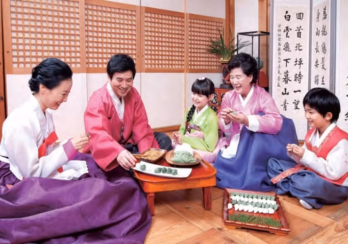 Tết Nguyên đán không chỉ là dịp đánh dấu một năm mới mà còn là thời gian đặc biệt để người Hàn Quốc tưởng nhớ tổ tiên và đoàn tụ, gặp gỡ thành viên trong gia đình.