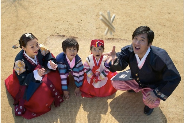 Tiếp đến, các thành viên trong gia đình cùng chơi các trò chơi dân gian, ăn uống và trò chuyện vui vẻ với nhau.