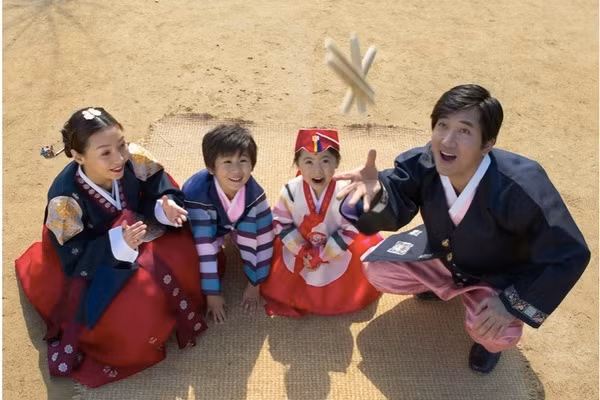 Tiếp đến, các thành viên trong gia đình cùng chơi các trò chơi dân gian, ăn uống và trò chuyện vui vẻ với nhau.