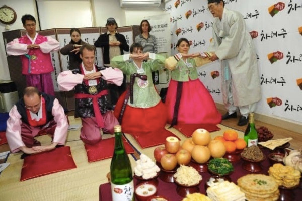 Do vậy, người dân Hàn Quốc có thể hỏi tuổi của nhau một cách khéo léo và vui vẻ bằng câu: “Cậu ăn bao nhiêu lần tteokguk rồi?”.