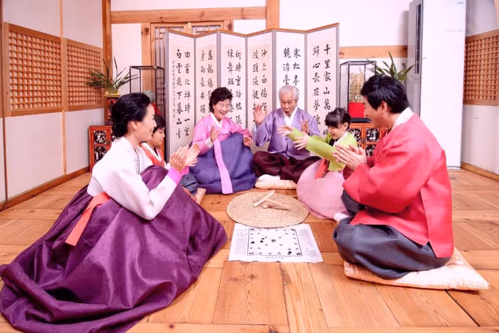 Trong những ngày Tết Nguyên đán, người Hàn Quốc thường mặc hanbok. Vào buổi sáng đầu năm mới, các thành viên trong gia đình sẽ thực hiện nghi lễ cúng tổ tiên gọi là charye.