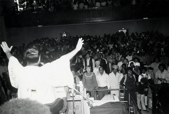 Thêm nữa, hàng trăm tín đồ của Đền Hội Chúng phải sống trong điều kiện thiếu thốn cũng như phải làm việc vất vả, có ngày phải làm việc tới 11 giờ. Bất cứ ai có ý định bỏ trốn khỏi khu đền tại Jonestown đều bị lực lượng bảo vệ có vũ trang không chế và bắt giữ.