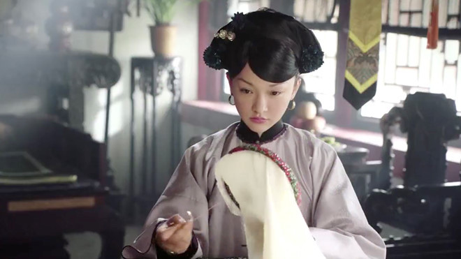 Đạo Quang Đế cũng hạ lệnh cho hậu cung học thêu thùa may vá để tự sửa trang phục khi bị cũ, rách nhằm đỡ tốn tiền mua đồ mới. Theo đó, thay vì sống cuộc sống vương giả như bao bậc quân vương, Đạo Quang Đế và hậu cung thực hiện lối sống tằn tiện, keo kiệt.