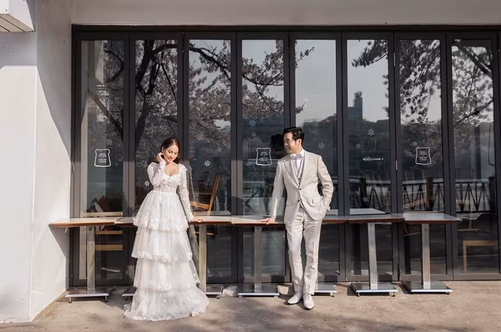 Trước đó, Dương Khắc Linh và bà xã kém 13 tuổi đã thực hiện một bộ ảnh cưới ở Hàn Quốc. Cô dâu diện váy cưới sếp tầng màu trắng tinh tế.